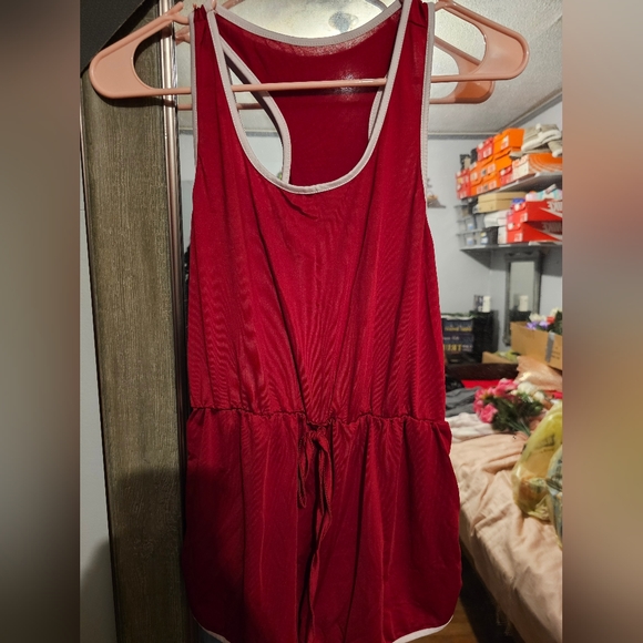 Red Shein romper - Picture 3 of 3